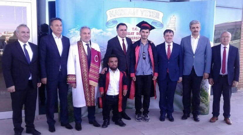 MESAFE TANIMADAN FUTBOL TOPUYLA HER HEDEFİ TUTTURUYOR