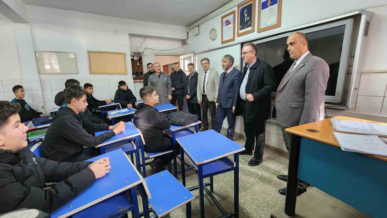 MESLEKÎ EĞİTİM TAVŞANLI'DA MASAYA YATIRILDI