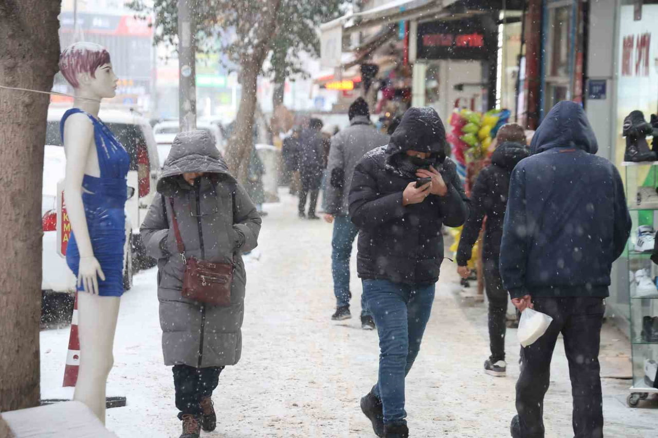METEOROLOJİ 13. BÖLGE MÜDÜRLÜĞÜNÜN UYARILARDA BULUNDUĞU ELAZIĞ’DA YOĞUN KAR YAĞIŞI...