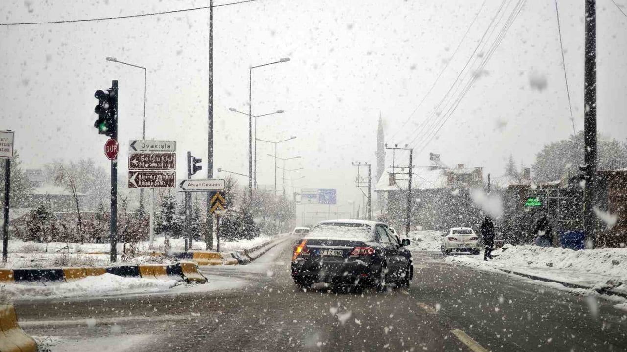METEOROLOJİ GENEL MÜDÜRLÜĞÜ’NÜN UYARISINI YAPTIĞI KUVVETLİ KAR YAĞIŞI, BİTLİS’İN AHLAT İLÇESİNDE...