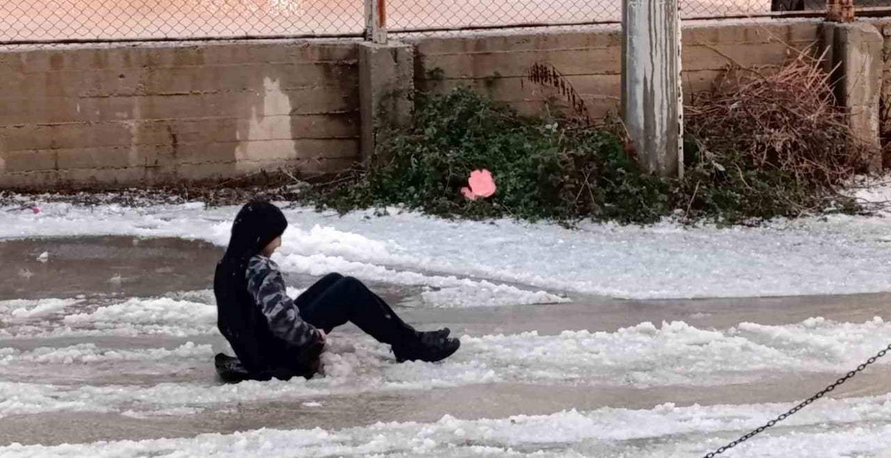 METEOROLOJİ GENEL MÜDÜRLÜĞÜNÜN YAĞIŞ UYARISINDA BULUNDUĞU MERSİN’DE, AKŞAM SAATLERİNDE ANİDEN...