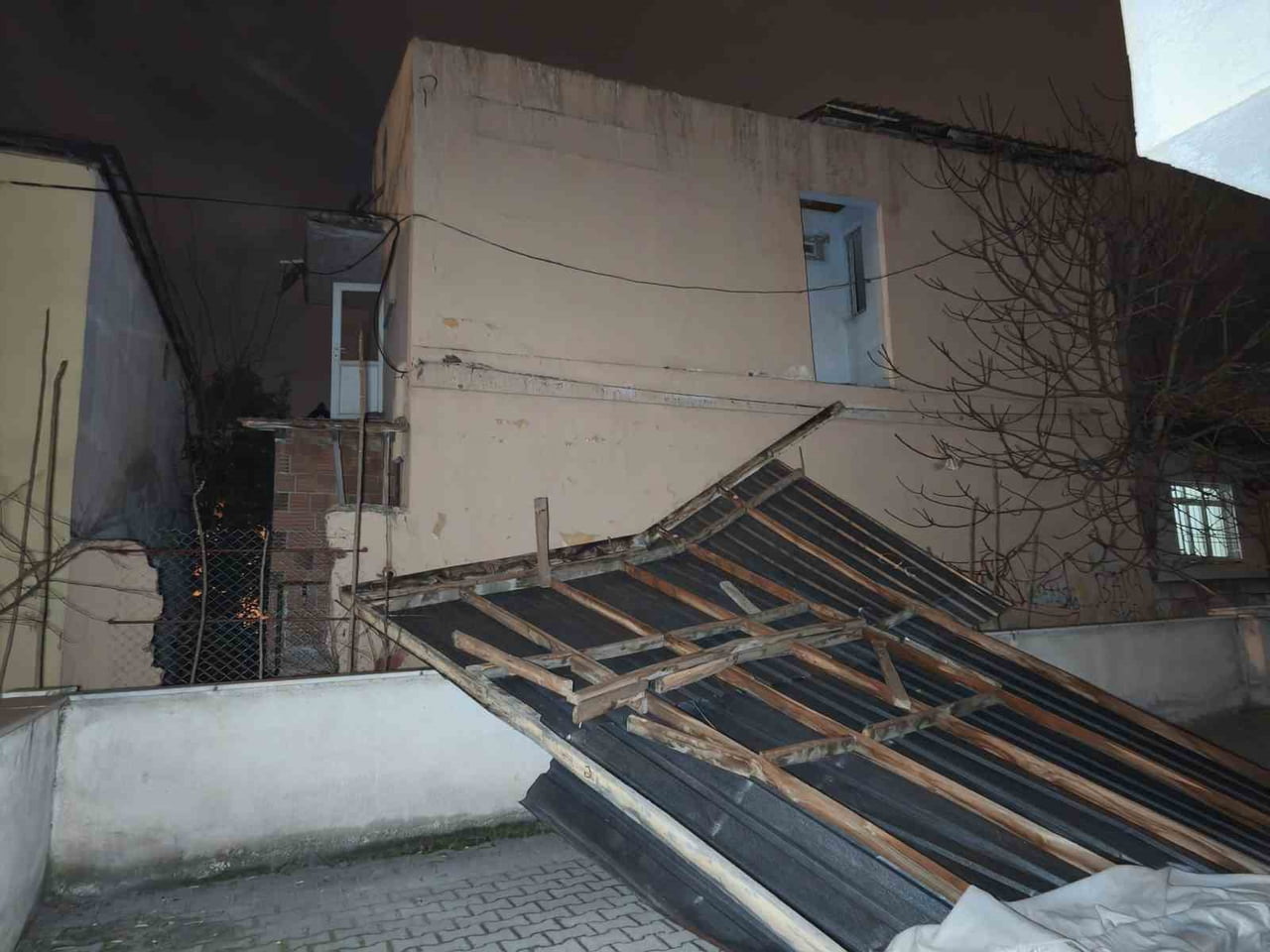 METEOROLOJİ’NİN KUVVETLİ RÜZGAR UYARISININ ARDINDAN DENİZLİ’DE AKŞAM SAATLERİNDEN İTİBAREN ETKİLİ...