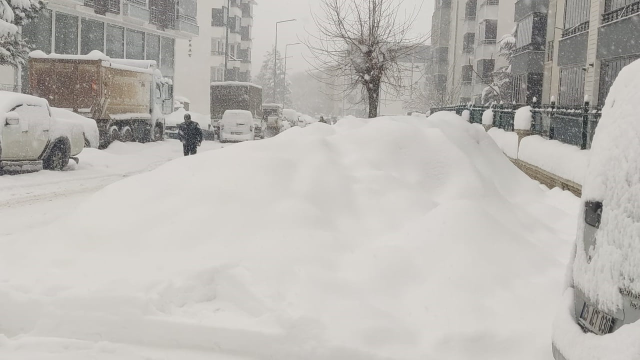 METEOROLOJİNİN UYARI VERDİĞİ BİNGÖL'DE DÜN GECE BAŞLAYAN KAR YAĞIŞI, ARALIKSIZ DEVAM EDİYOR. ŞEHİR...