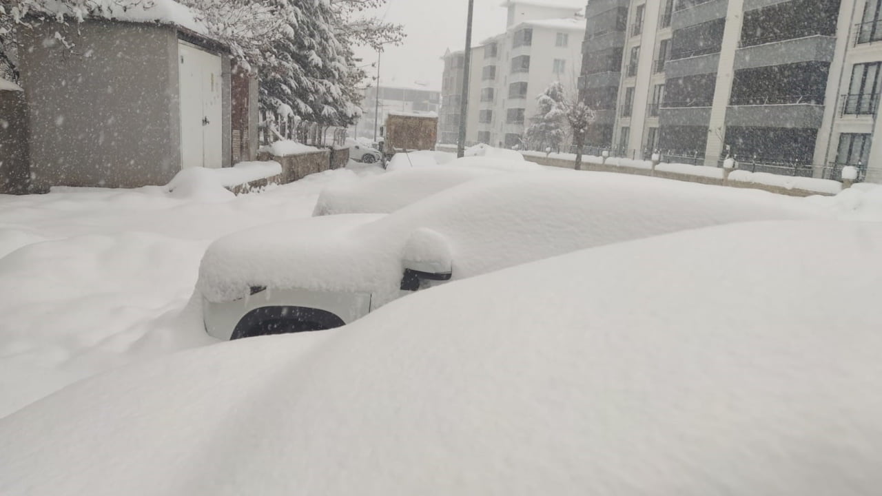 METEOROLOJİNİN UYARI VERDİĞİ BİNGÖL'DE DÜN GECE BAŞLAYAN KAR YAĞIŞI, ARALIKSIZ DEVAM EDİYOR. ŞEHİR...