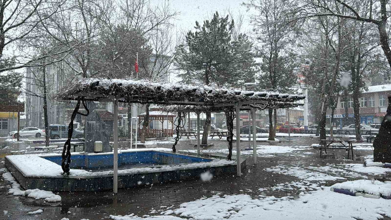 METEOROLOJİNİN UYARILARI SONRASI AFYONKARAHİSAR'DA BEKLENEN KAR YAĞIŞI ÖĞLE SAATLERİNDE BAŞLARKEN...