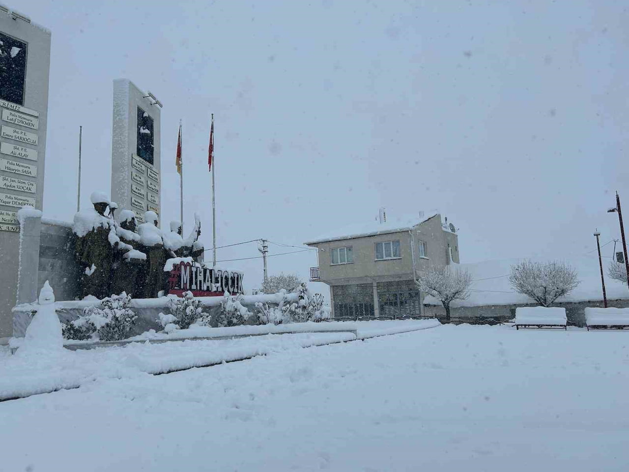 MİHALIÇÇIK, DONDURUCU SOĞUKLARLA BİRLİKTE GELEN YOĞUN KAR YAĞIŞI SONRASI 25 SANTİMETRE...