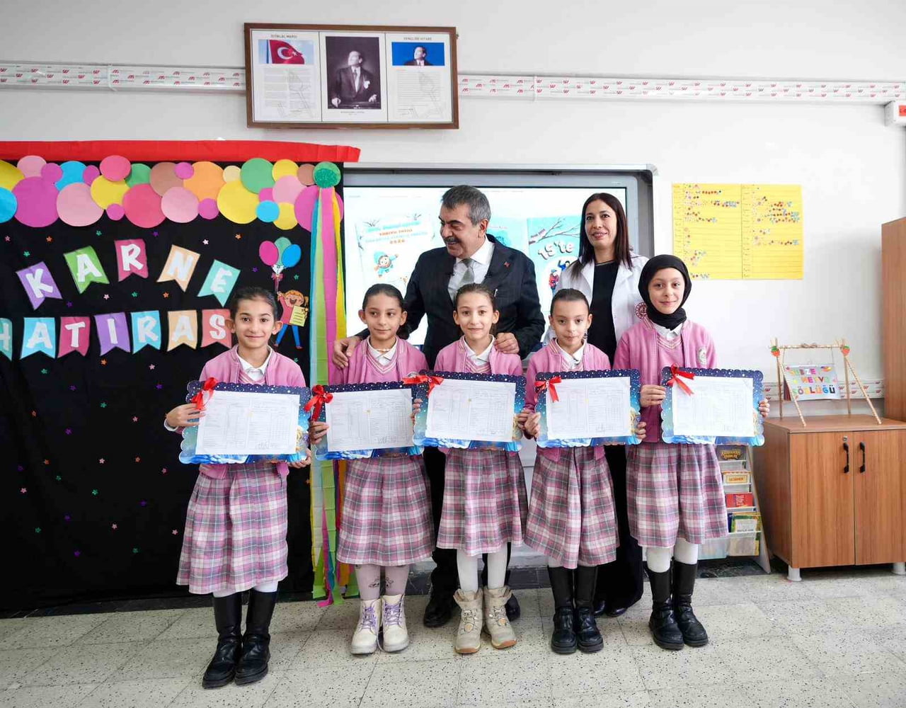 MİLLİ EĞİTİM BAKANI TEKİN, AĞRI’DA BEŞİZ KARDEŞLERE KARNELERİNİ VERDİ