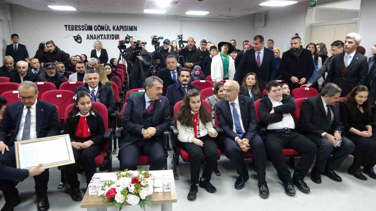 MİLLİ EĞİTİM BAKANI YUSUF TEKİN, BİR DİZİ AÇILIŞ VE TEMASLARDA BULUNMAK ÜZERE GELDİĞİ MALATYA'DA...