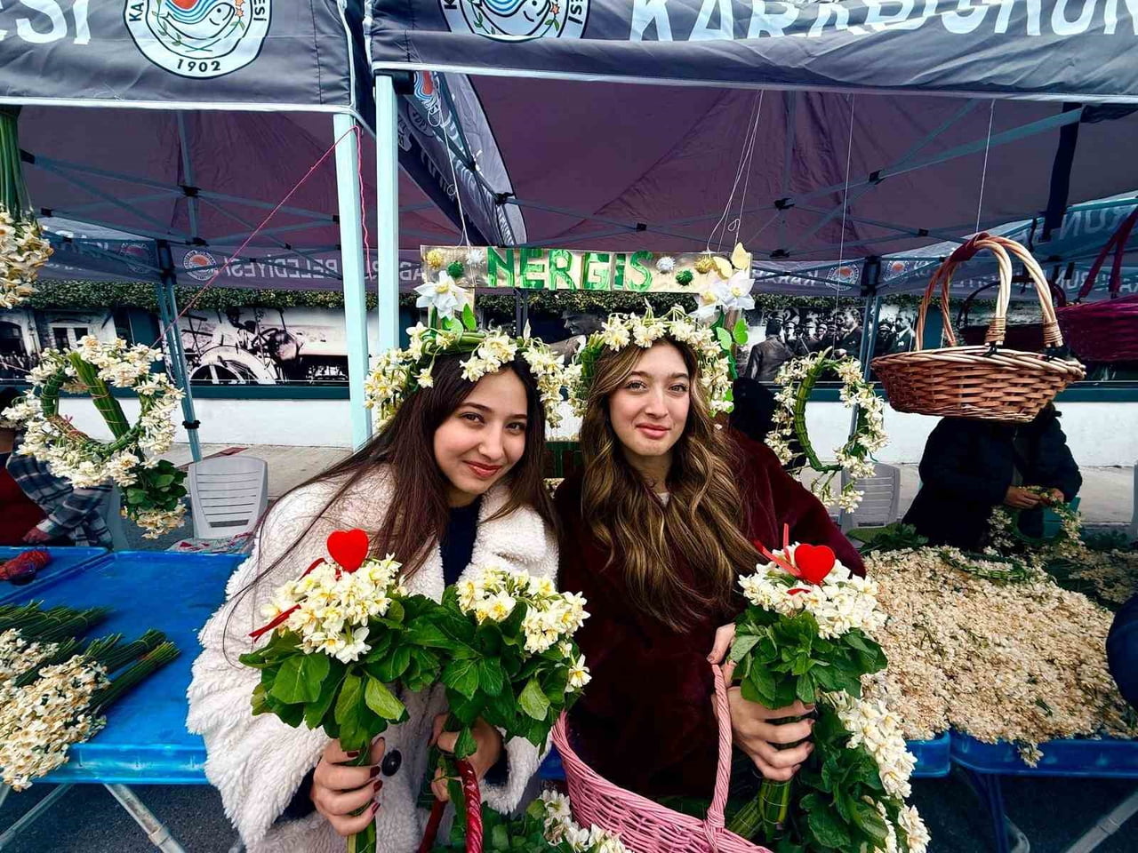 MİS KOKULU NERGİS ÇİÇEĞİNİN ANAVATANI OLARAK BİLİNEN KARABURUN İLÇESİNDE, BU YIL 8'NCİSİ...