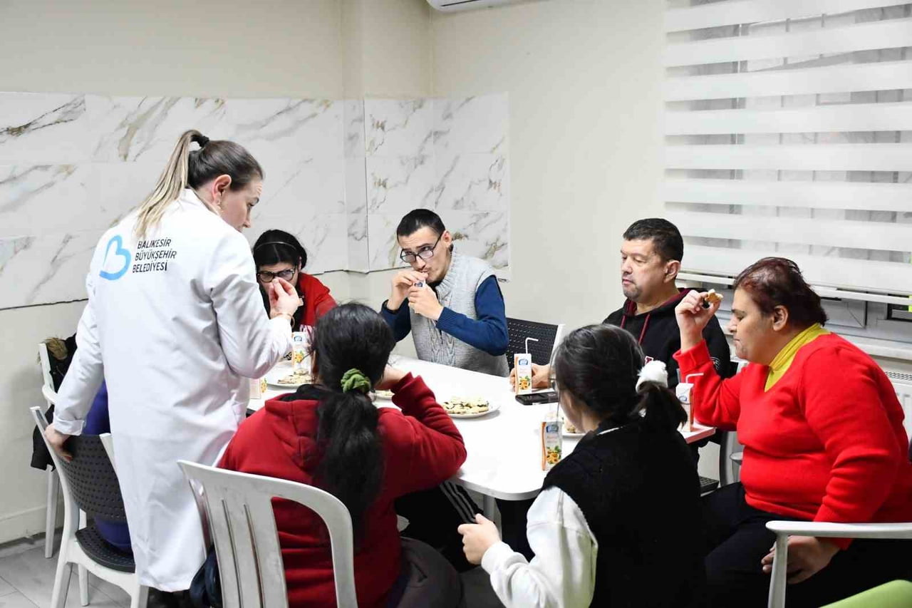 MOLA EVİ’NDE, ÖZEL ÖĞRENCİLER BİRLİKTE BÖREK VE KURABİYE YAPIYOR