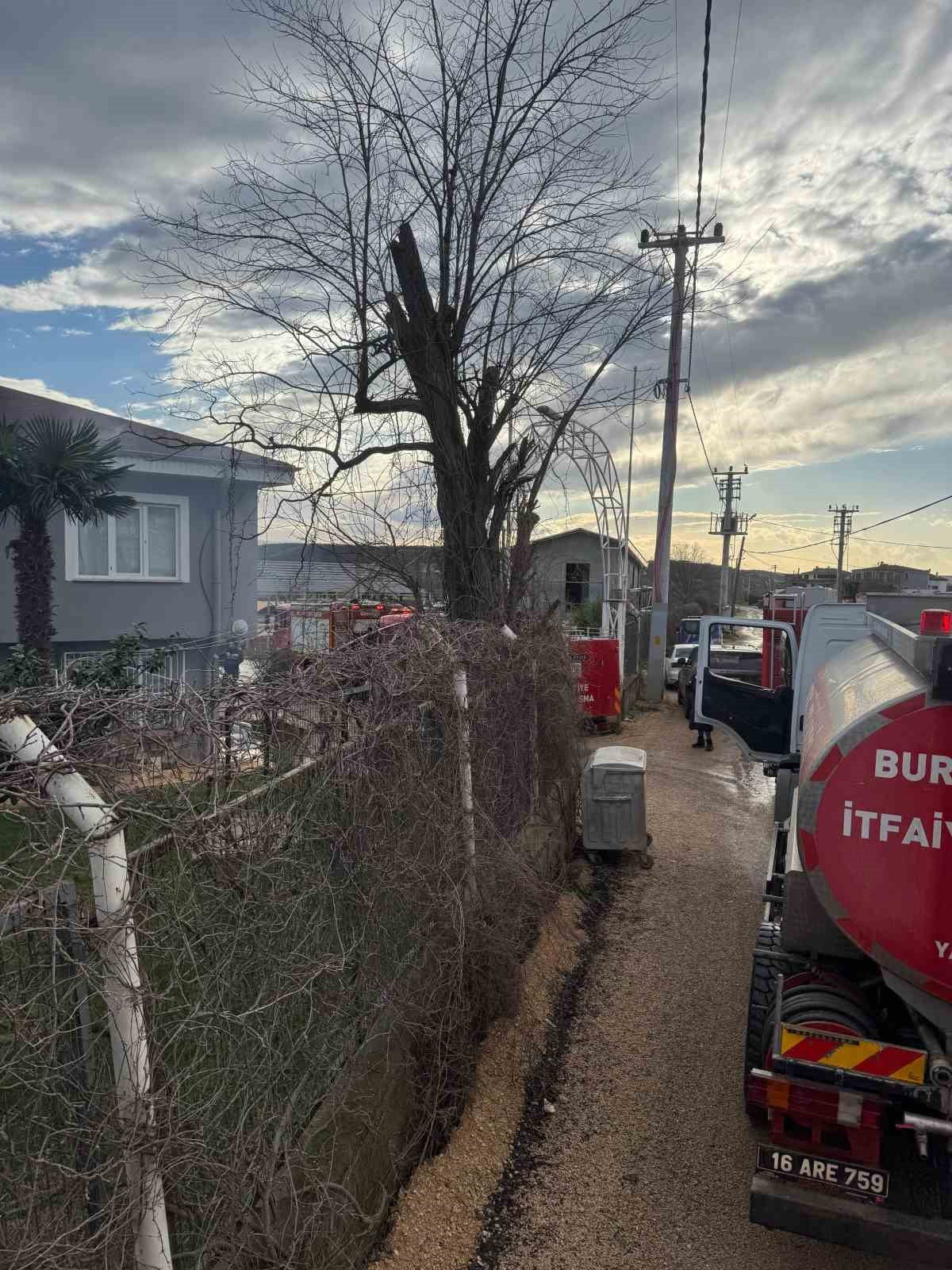 MUDANYA İLÇESİ HASKÖY KIRSAL MAHALLESİ’NDE, SOBADAN KAYNAKLANDIĞI DEĞERLENDİRİLEN YANGIN, İKİ...