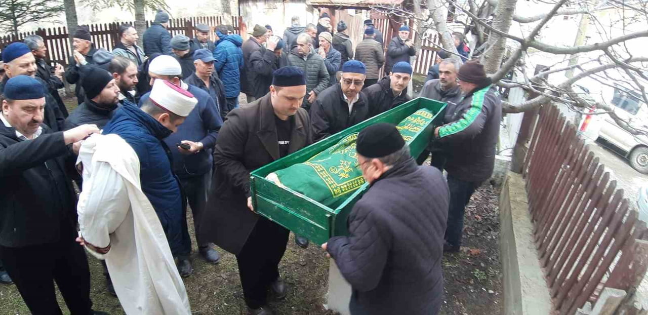 MUDURNU İLÇESİNE BAĞLI ORDULAR KÖYÜNDE YAŞAYAN VE SİMGE HALİNE GELEN ALİ MEŞE, BİR SÜREDİR...