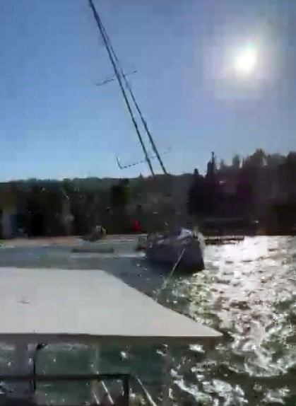 MUĞLA'NIN BODRUM İLÇESİNDE ŞİDDETLİ RÜZGAR VE DALGALAR DENİZDE OLUMSUZLUKLARA YOL AÇARKEN...