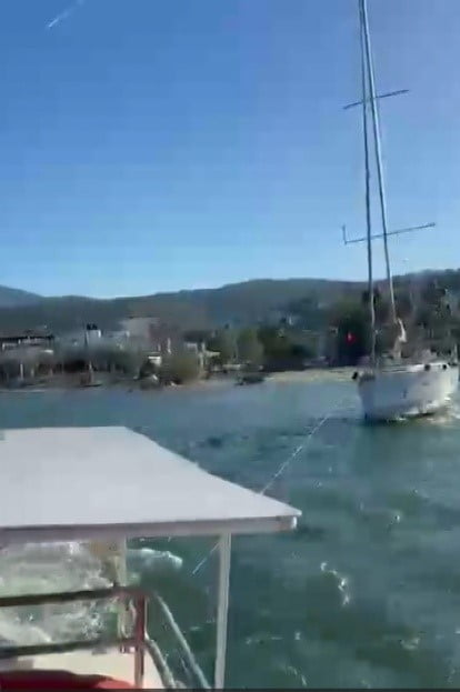 MUĞLA'NIN BODRUM İLÇESİNDE ŞİDDETLİ RÜZGAR VE DALGALAR DENİZDE OLUMSUZLUKLARA YOL AÇARKEN...