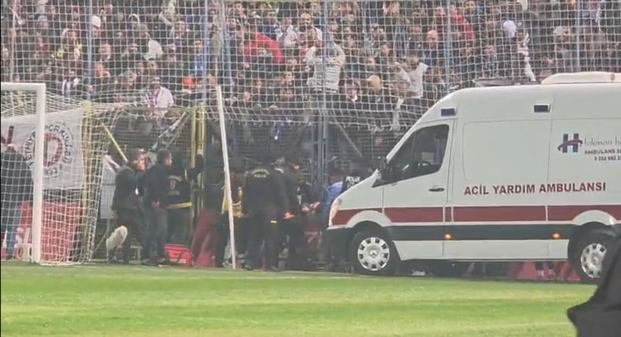 MUĞLA'NIN FETHİYE İLÇESİNDE BUAKŞAM OYNANAN GALATASARAY-FETHİYESPOR MAÇI ÖNCESİNDE BİR TARAFTAR...