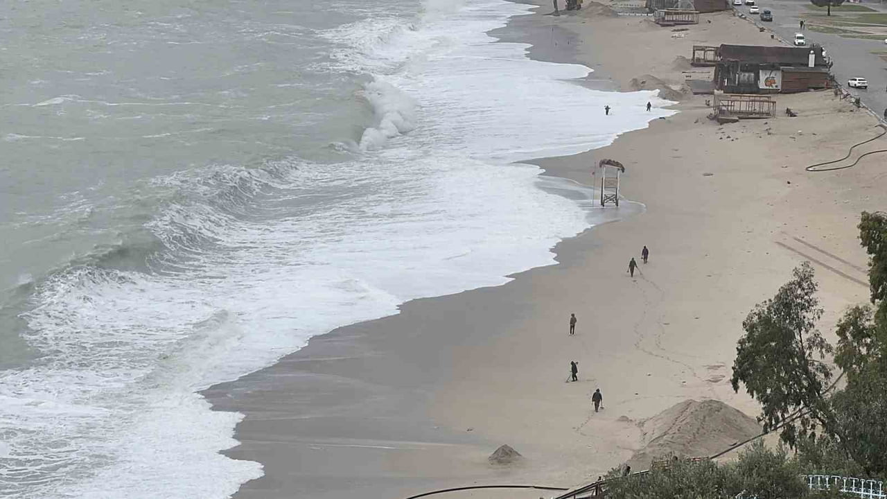 MUĞLA'NIN FETHİYE İLÇESİNDE ETKİLİ OLAN SAĞANAK YAĞIŞ NEDENİYLE ÖLÜDENİZ'İN RENGİ DEĞİŞTİ....