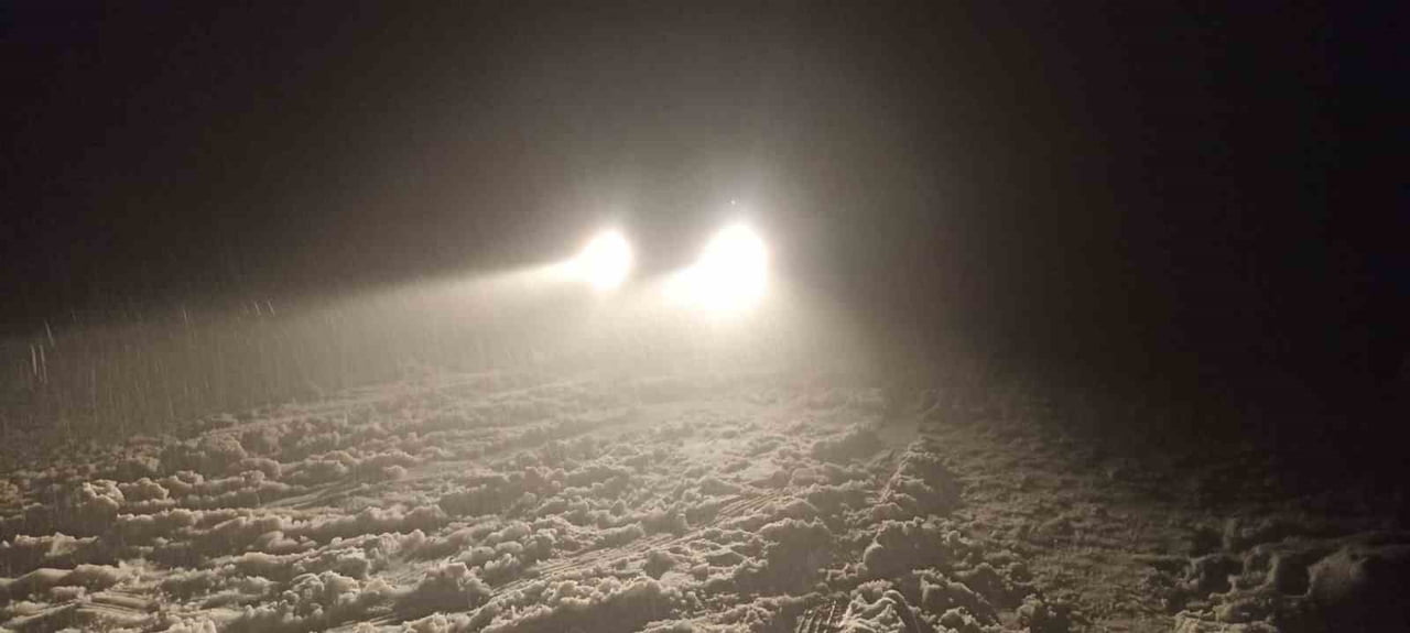 MUĞLA'NIN KAVAKLIDERE İLÇESİNDE KAR YAĞIŞI NEDENİYLE BUZLANAN YOLDA ARAÇLAR MAHSUR KALIRKEN...