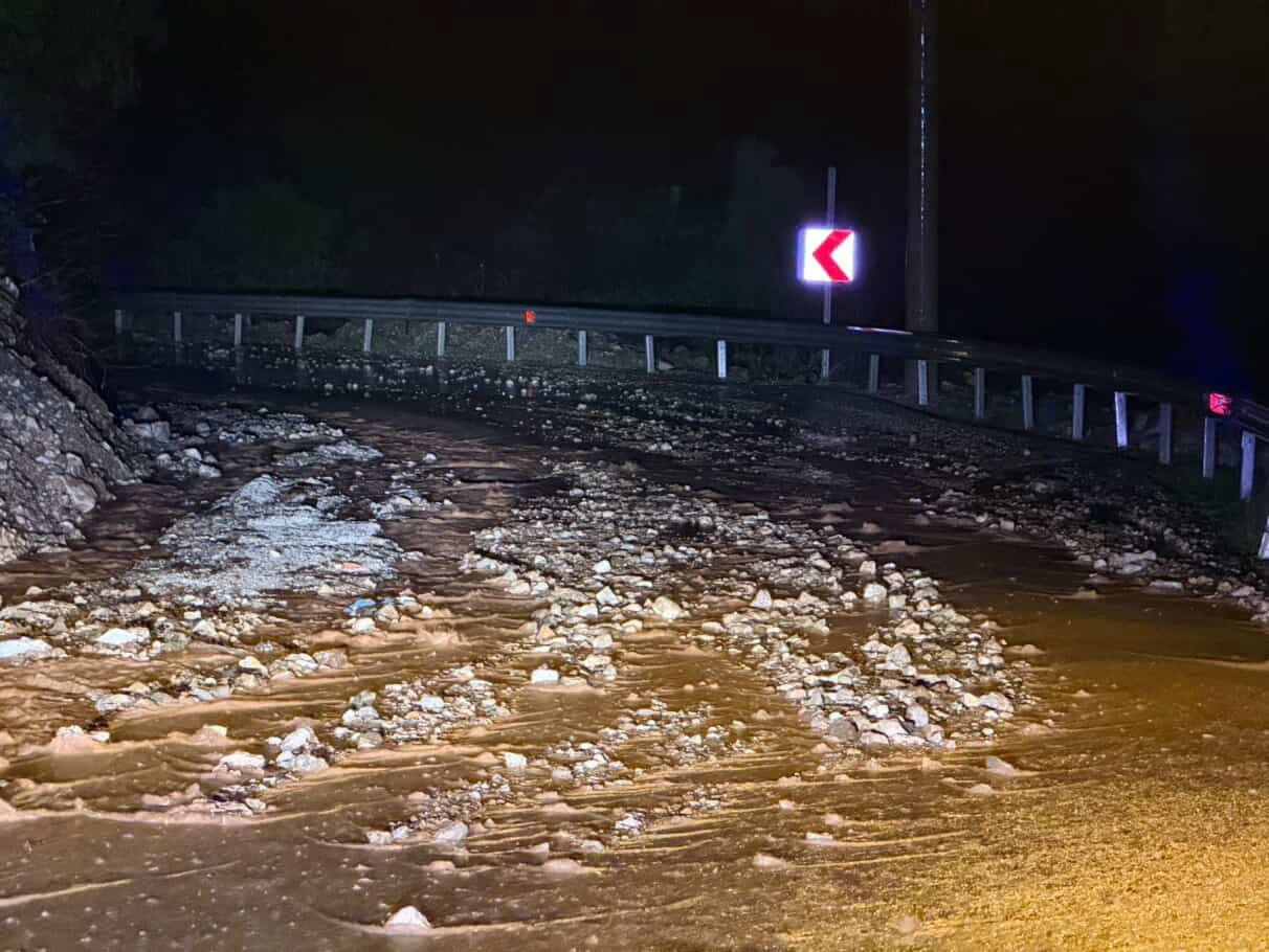 MUĞLA'NIN MARMARİS İLÇESİNDE ETKİLİ OLAN SAĞANAK YAĞIŞLA BERABER YOLLAR DEREYE DÖNERKEN BAZI...