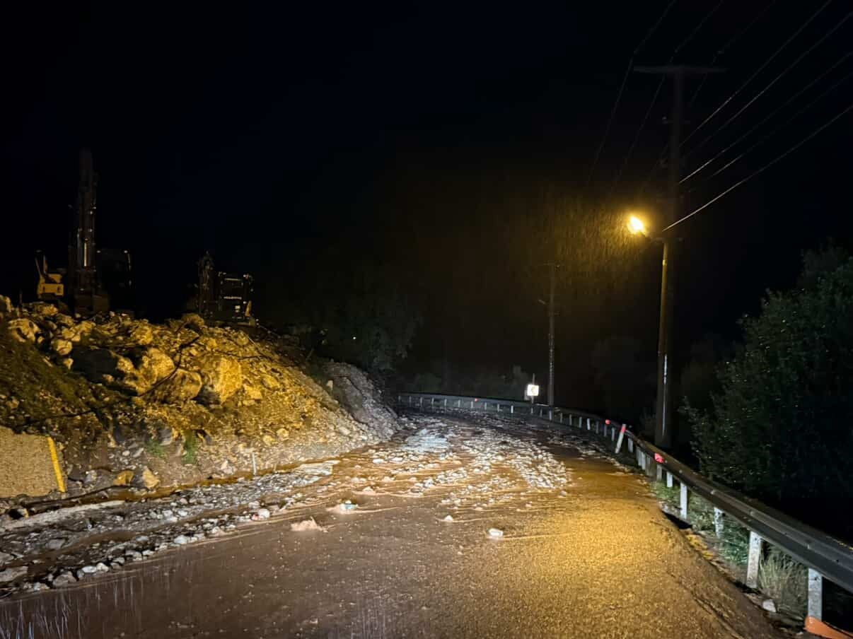 MUĞLA'NIN MARMARİS İLÇESİNDE ETKİLİ OLAN SAĞANAK YAĞIŞLA BERABER YOLLAR DEREYE DÖNERKEN BAZI...