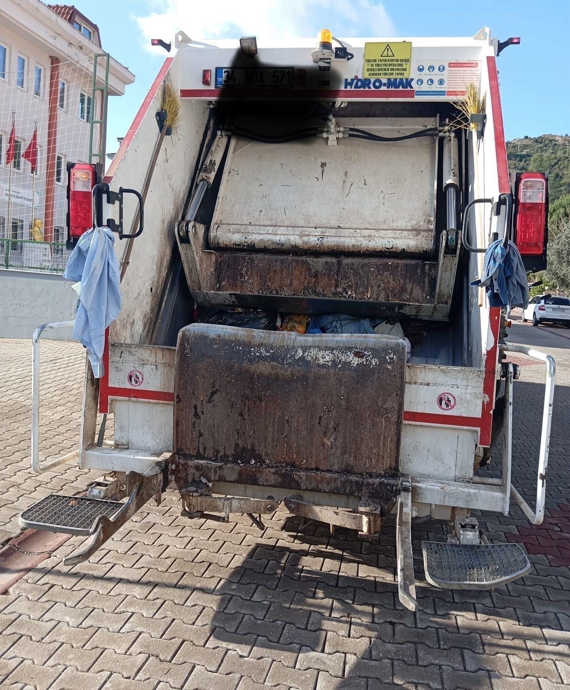 MUĞLA'NIN MARMARİS İLÇESİNDE MARMARİS BELEDİYESİ'NE AİT ÇÖP KAMYONUN ÇARPTIĞI KADIN AĞIR YARALI...