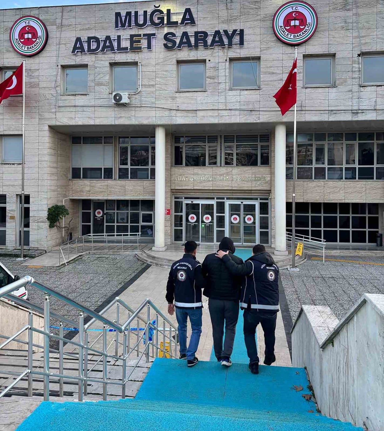 MUĞLA'NIN MENTEŞE İLÇESİNDE GÖÇMEN KAÇAKÇILIĞI NEDENİYLE HAKKINDA 6 YIL 8 AY KESİNLEŞMİŞ HAPİS...