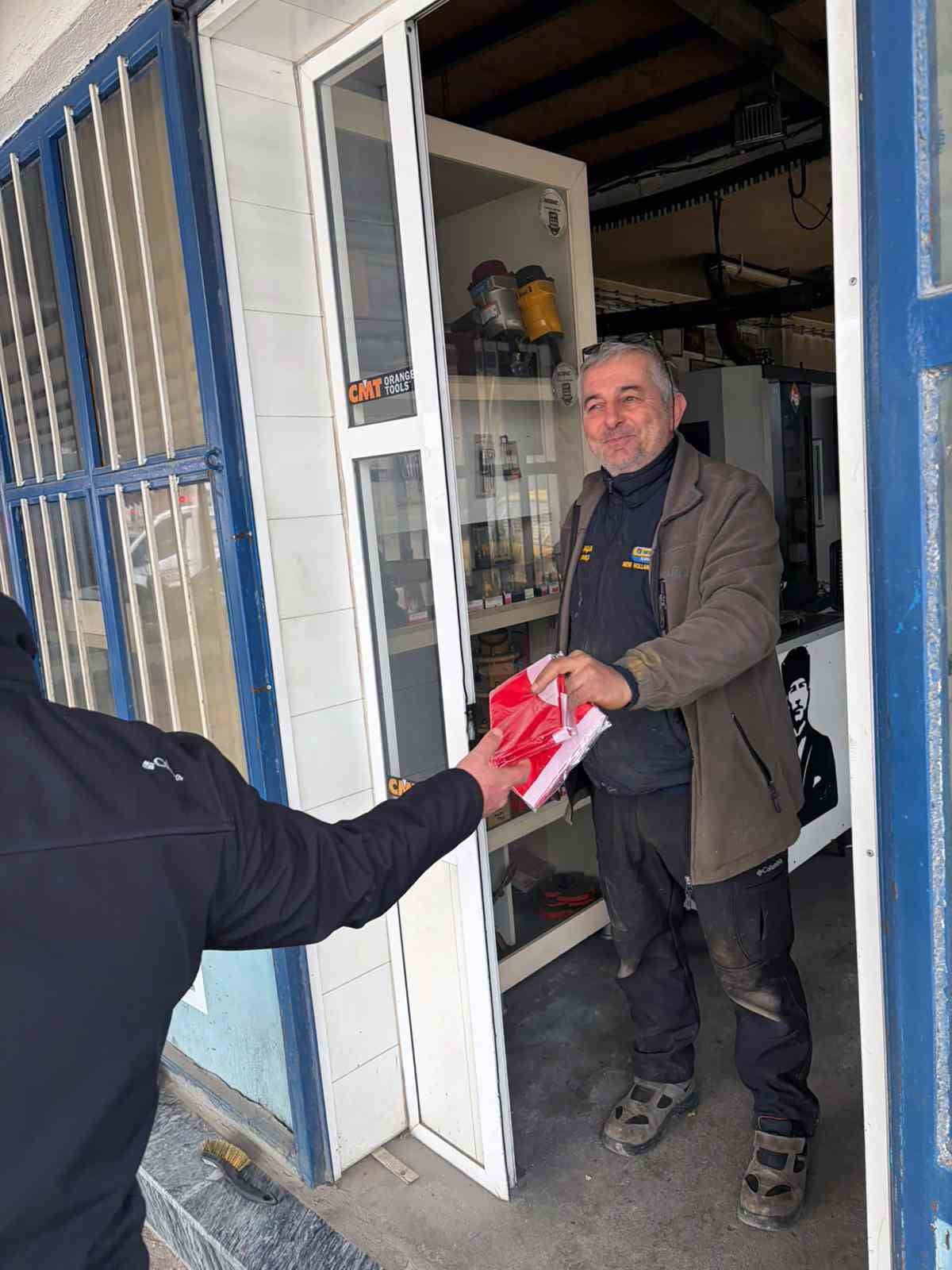 MUĞLA BÜYÜKŞEHİR BELEDİYESİ TÜRK BAYRAĞI DAĞITARAK DAYANIŞMA MESAJI VERDİ