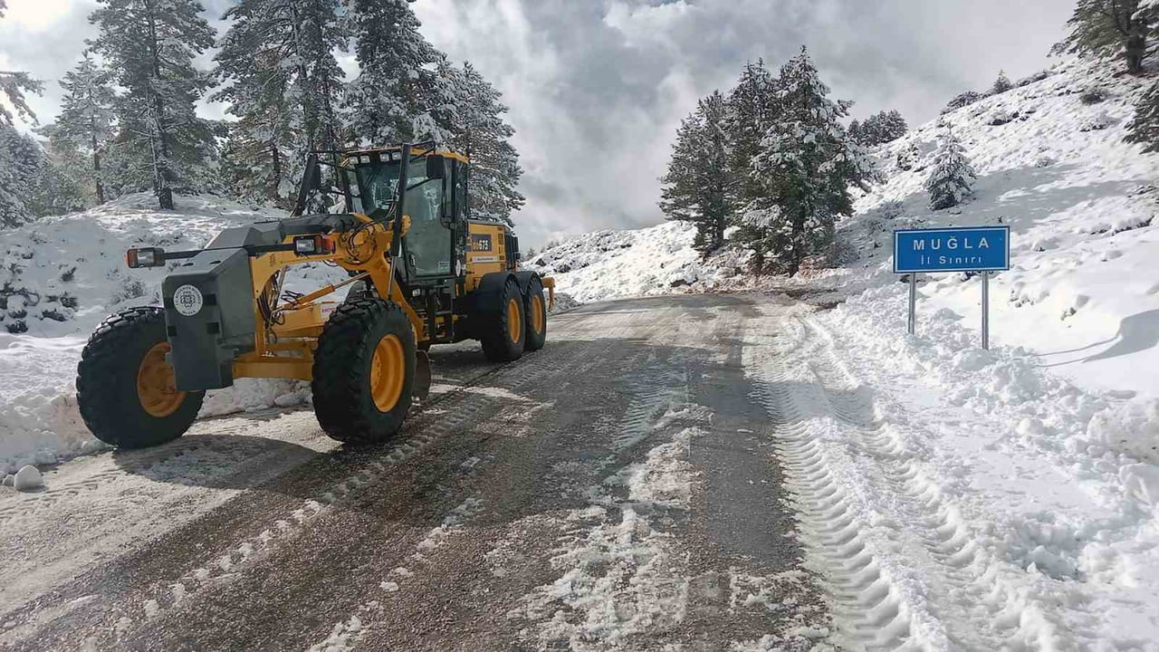 MUĞLA BÜYÜKŞEHİR BELEDİYESİ, YÜKSEK BÖLGELERDE ETKİLİ OLAN KAR YAĞIŞI NEDENİYLE İL GENELİNDE...