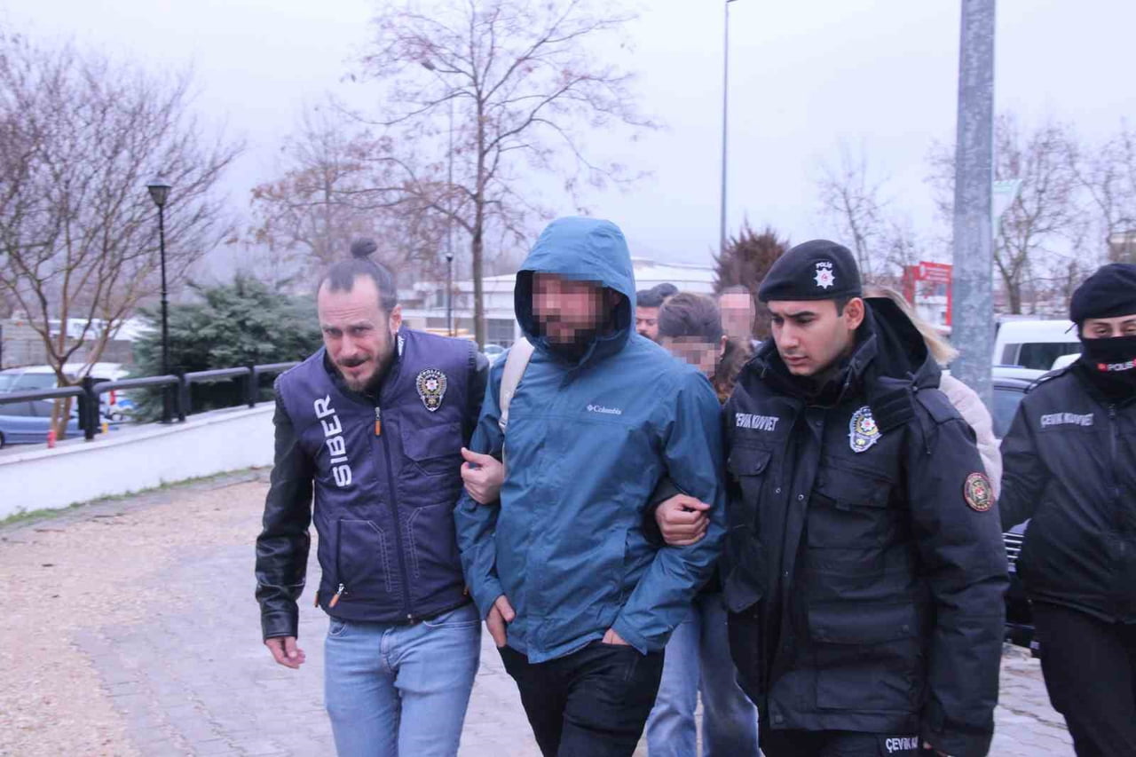 MUĞLA’DA SAHTE HESAP ÜZERİNDEN  ‘DEVLET BÜYÜKLERİNE HAKARET’ ŞÜPHELİLERİ ADLİYEYE SEVK...