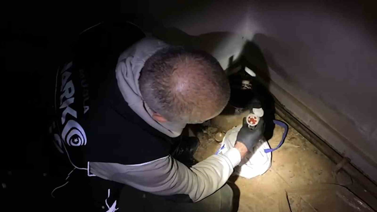 MUĞLA EMNİYET MÜDÜRLÜĞÜ NARKOTİK EKİPLERİ TARAFINDAN MARMARİS İLÇESİNDE DÜZENLENEN UYUŞTURUCU...