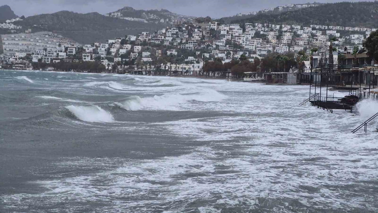 MUĞLA’NIN BODRUM İLÇESİNDE GÜNEYLİ YÖNLERDEN ETKİLİ OLAN FIRTINA NEDENİYLE GÜNLÜK YAŞAM OLUMSUZ...