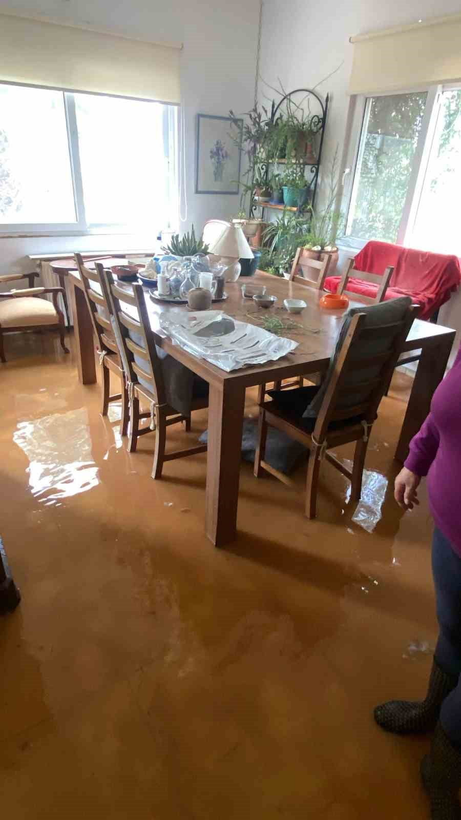 MUĞLA’NIN BODRUM İLÇESİNDE SABAH SAATLERİNDE BASTIRAN SAĞANAK YAĞMUR YOLDA BİR KAMYONETİN...