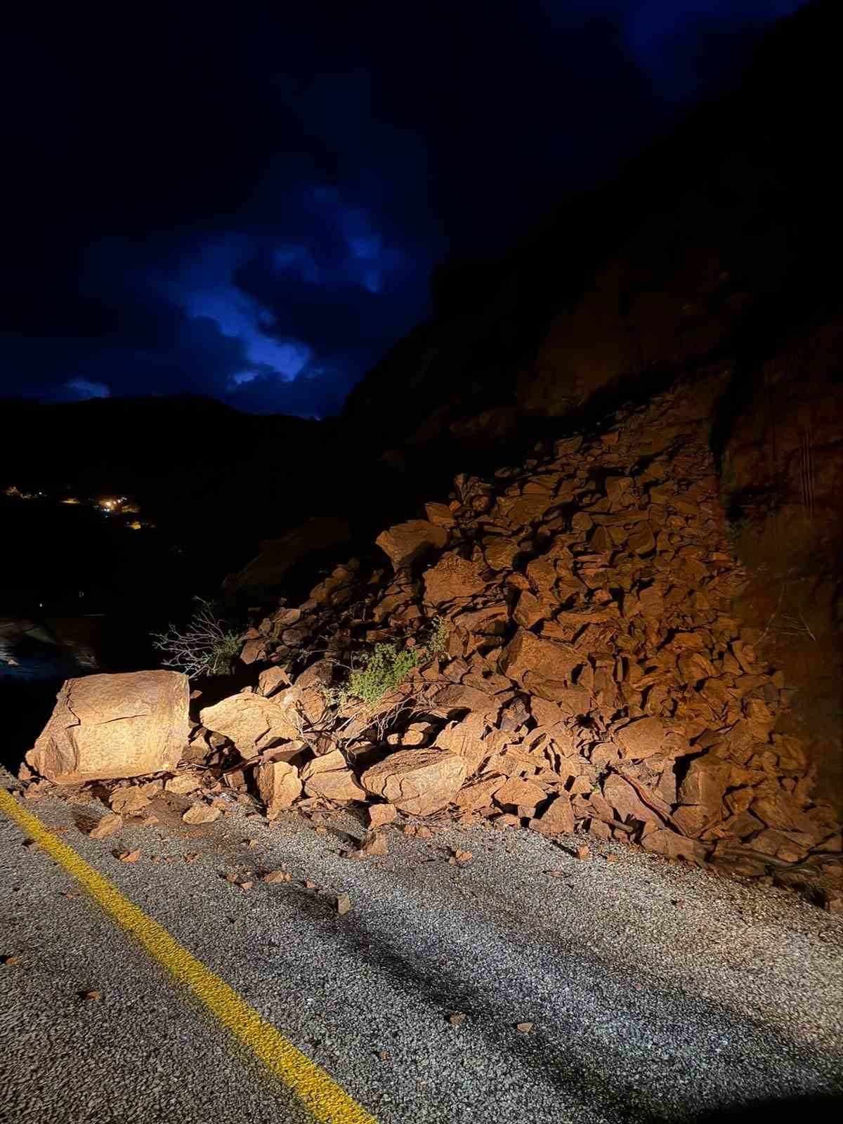 MUĞLA’NIN MARMARİS İLÇESİNDE MEYDANA GELEN TOPRAK KAYMASI SONUCU DÜŞEN KAYALAR YOLU KAPTIRKEN...