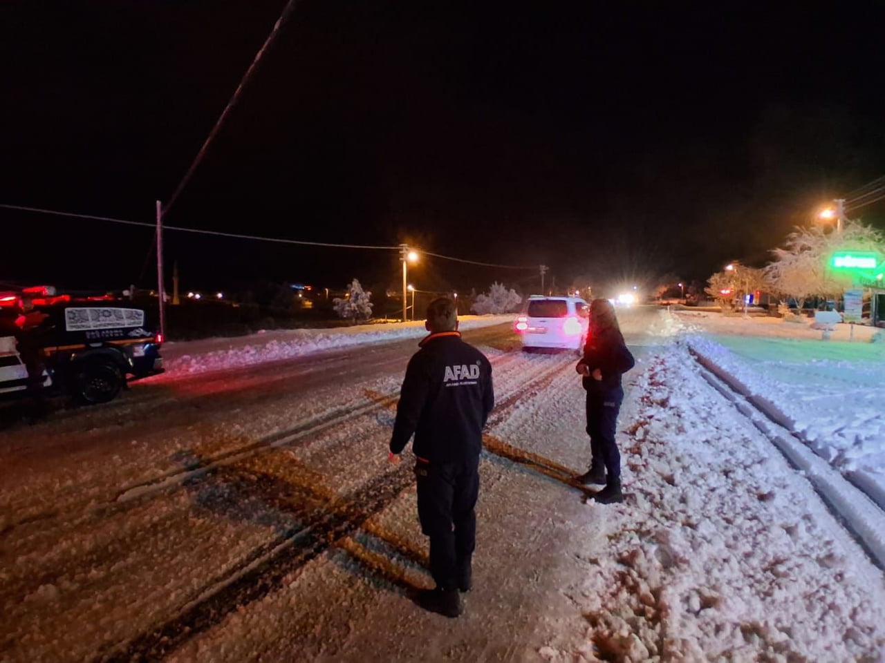 MUĞLA’NIN SEYDİKEMER İLÇESİNE BAĞLI KARABEL MEVKİİNDE ETKİLİ OLAN KAR YAĞIŞI NEDENİYLE ARAÇLAR...