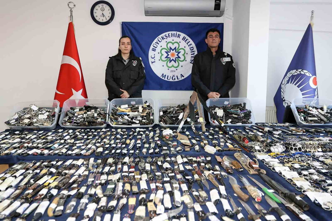 MUĞLA OTOGARLARINDA BİR YILDA CEPHANELİK GİBİ BIÇAK VE SİLAH ELE GEÇİRİLDİ