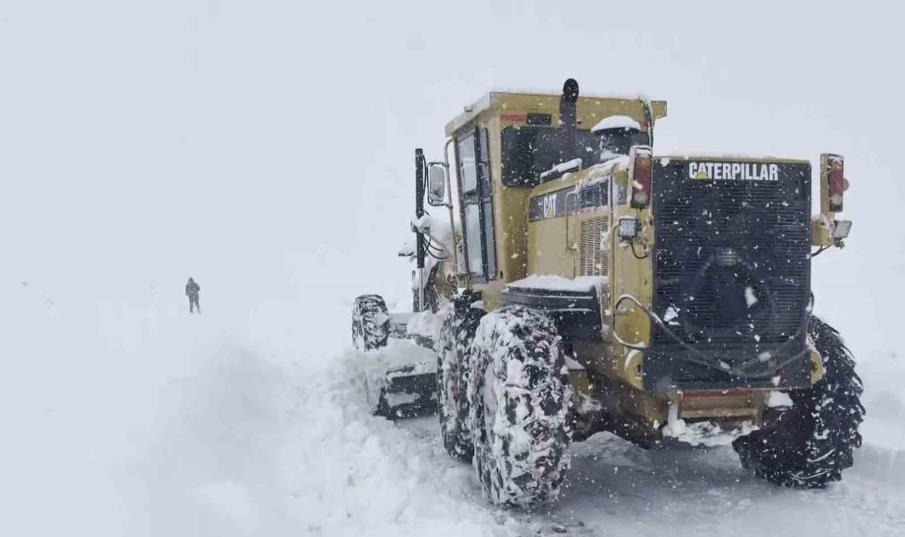 MUŞ'TA ETKİLİ OLAN YOĞUN KAR YAĞIŞI VE FIRTINA NEDENİYLE 90 KÖY YOLU ULAŞIMA KAPANIRKEN...