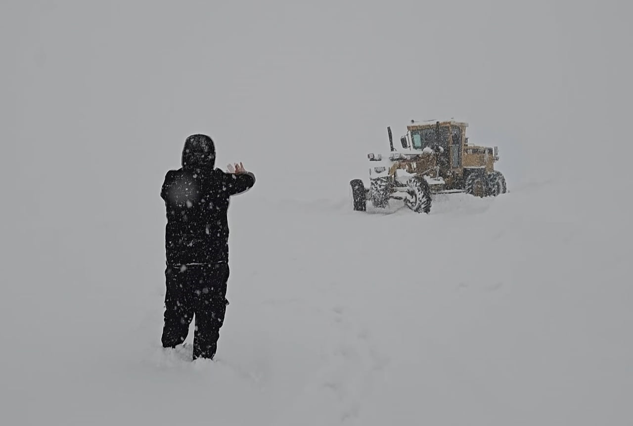 MUŞ'TA ETKİLİ OLAN YOĞUN KAR YAĞIŞI VE FIRTINA NEDENİYLE 90 KÖY YOLU ULAŞIMA KAPANIRKEN...