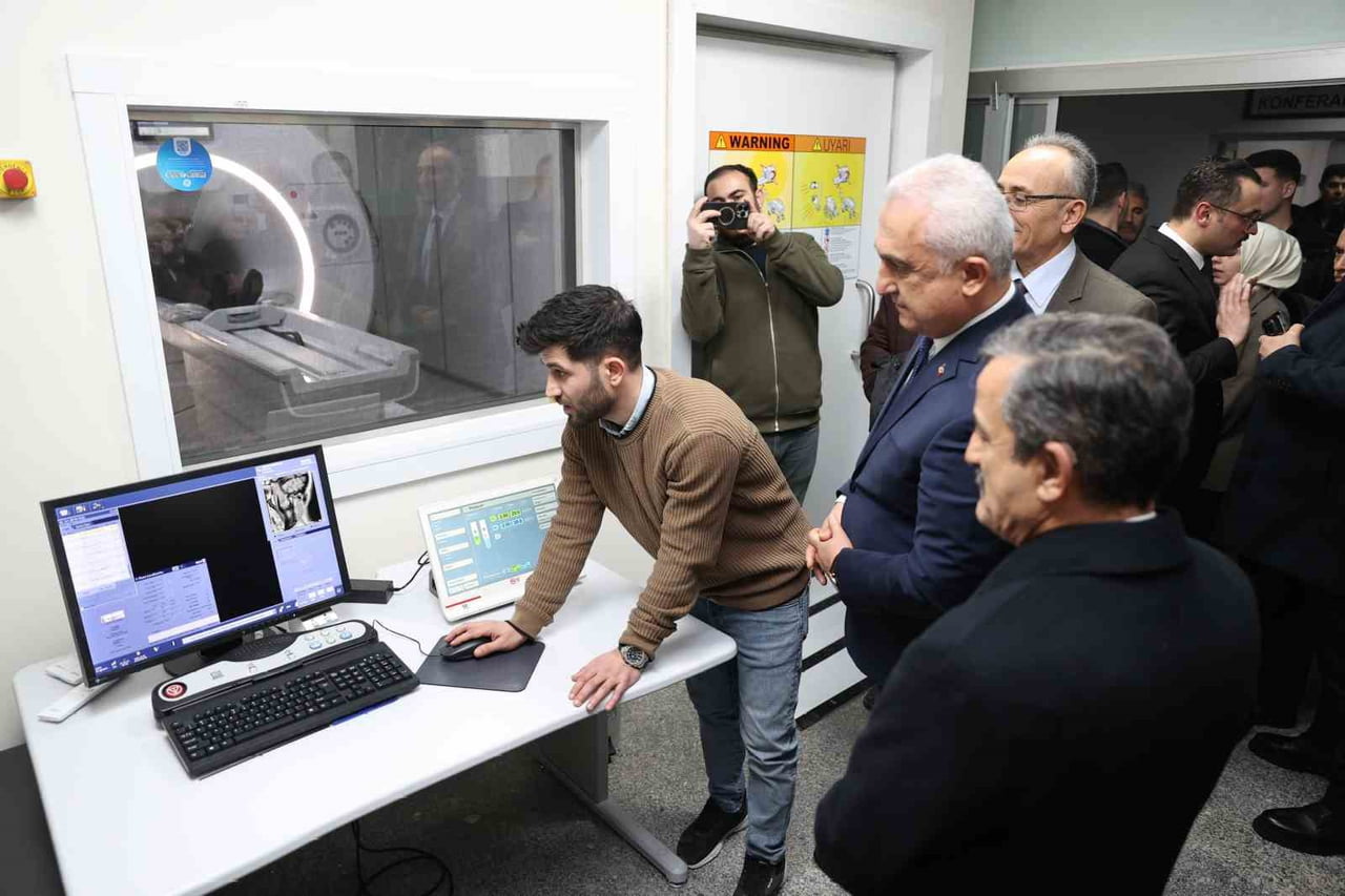 MUŞ DEVLET HASTANESİ'NDE KURULAN YAPAY ZEKA DESTEKLİ İKİNCİ MR CİHAZIYLA BİRLİKTE GÖRÜNTÜLEME...