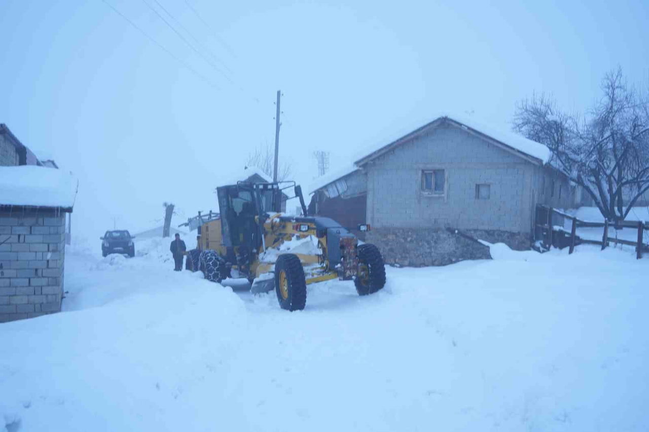 MUŞ GENELİNDE ETKİLİ OLAN YOĞUN KAR YAĞIŞI NEDENİYLE 142 KÖY YOLU ULAŞIMA KAPANIRKEN, İL ÖZEL...