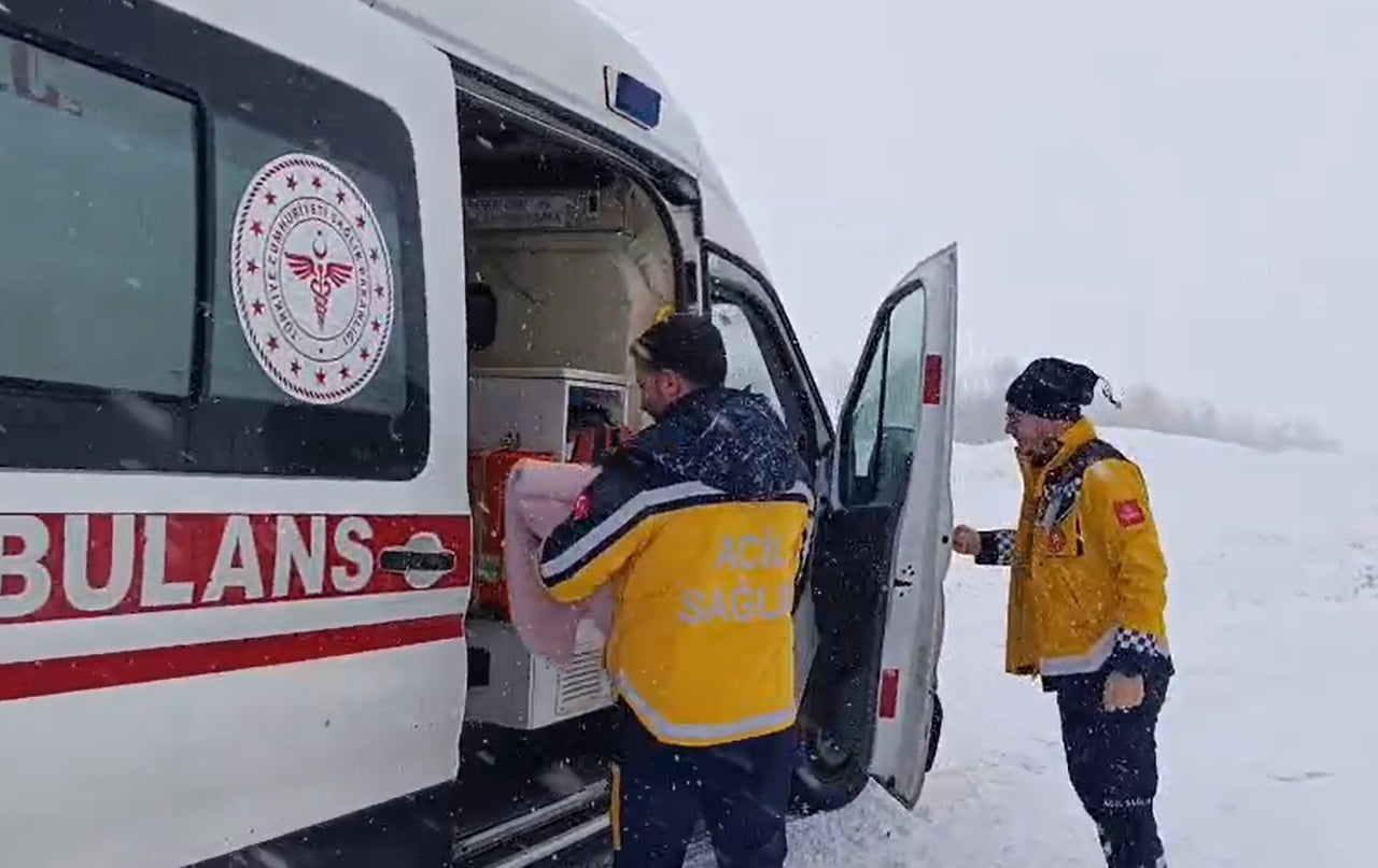 MUŞ GENELİNDE ETKİLİ OLAN YOĞUN KAR YAĞIŞI VE BUZLANMA, ULAŞIMDA AKSAMALARA NEDEN OLDU....