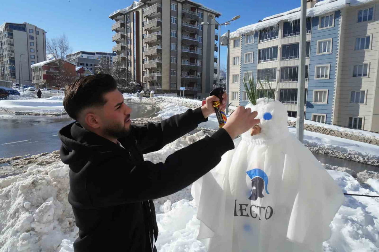 MUŞ’TA ETKİLİ OLAN YOĞUN KAR YAĞIŞI HAYATI OLUMSUZ ETKİLESE DE KENT MERKEZİNDE İKİ BERBER...