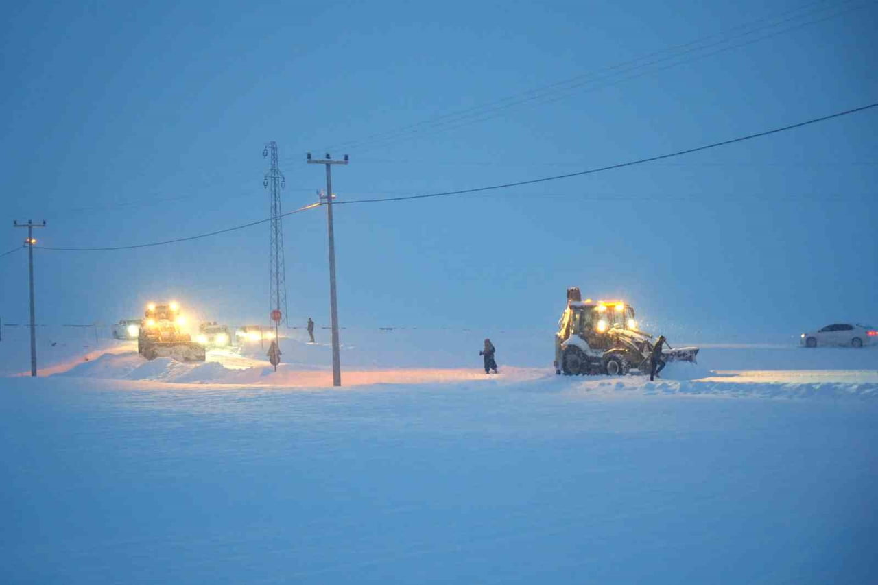 MUŞ’TA ETKİLİ OLAN YOĞUN KAR YAĞIŞI NEDENİYLE 121 KÖY YOLU ULAŞIMA KAPANDI.