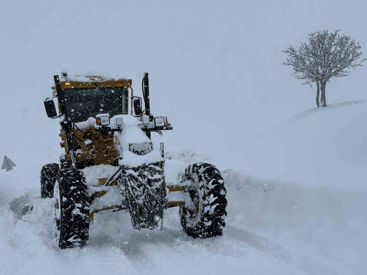 MUŞ’TA ETKİLİ OLAN YOĞUN KAR YAĞIŞI NEDENİYLE 121 KÖY YOLU ULAŞIMA KAPANDI.