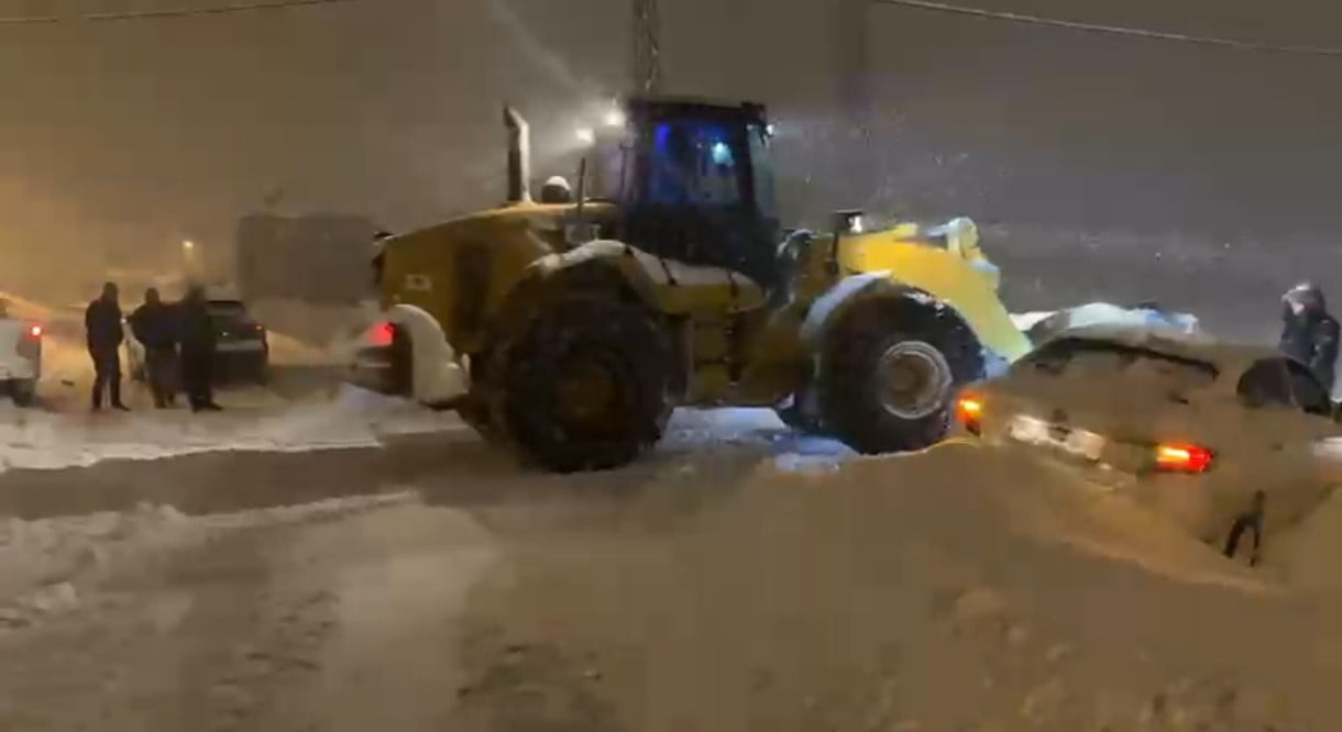 MUŞ’TA ETKİSİNİ ARTIRAN YOĞUN KAR YAĞIŞI NEDENİYLE KENT GENELİNDE 345 KÖY YOLU ULAŞIMA...