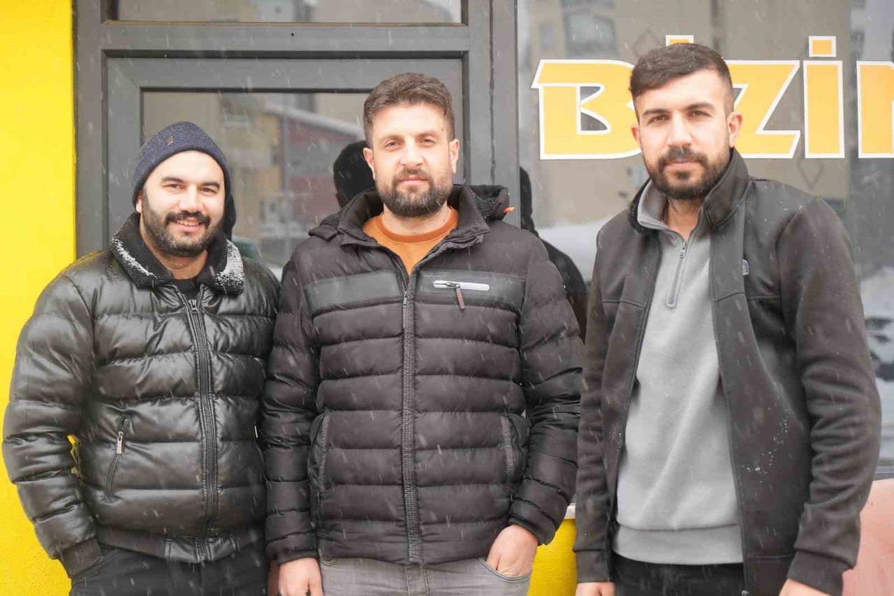 MUŞ’TA TAKSİCİ CEYHAN KILIÇASLAN, YOĞUN TRAFİK NEDENİYLE İLERLEYEMEYEN ARAÇTAN İNEREK HAVALE...