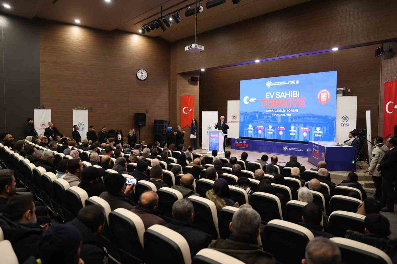 MUŞ’TA YÜZYILIN KONUT PROJESİ KAPSAMINDA İNŞA EDİLECEK 2 BİN 142 KONUTUN HAK SAHİPLERİ, NOTER...