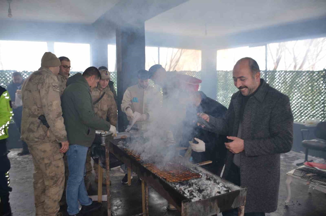 MUŞ’UN BULANIK KAYMAKAMLIĞI ÖNCÜLÜĞÜNDE GERÇEKLEŞTİRİLEN ETKİNLİK, HEM ÇOCUKLARIN YÜZÜNÜ GÜLDÜRDÜ...