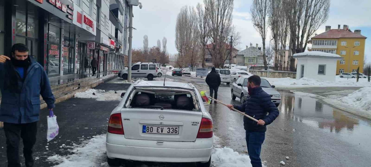 MUŞ’UN HASKÖY İLÇESİNDE BİR BİNANIN ÇATISINDAN DÜŞEN KAR KÜTLESİ, PARK HALİNDEKİ BİR OTOMOBİLDE...