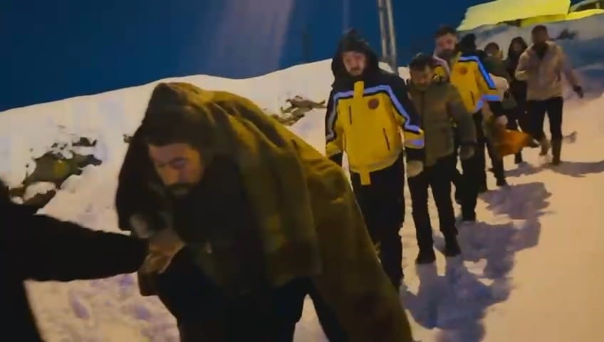 MUŞ’UN KORKUT İLÇESİNDE YOĞUN KAR YAĞIŞI NEDENİYLE YOLU ULAŞIMA KAPANAN DEMİRCİLER KÖYÜNDE...