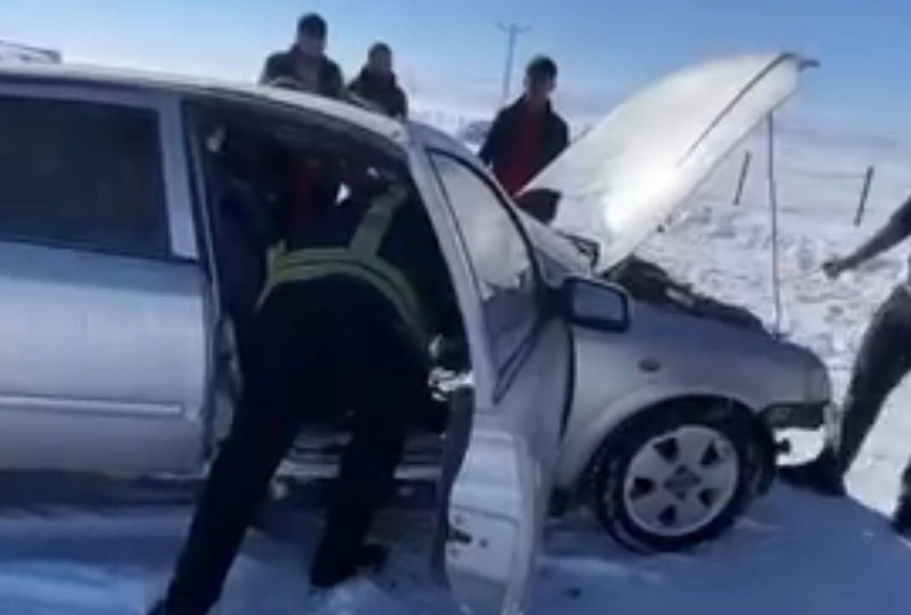 MUŞ’UN KORKUT İLÇESİNE BAĞLI ALTINOVA BELDESİNDE SEYİR HALİNDEYKEN ANİDEN ALEV ALAN OTOMOBİL...