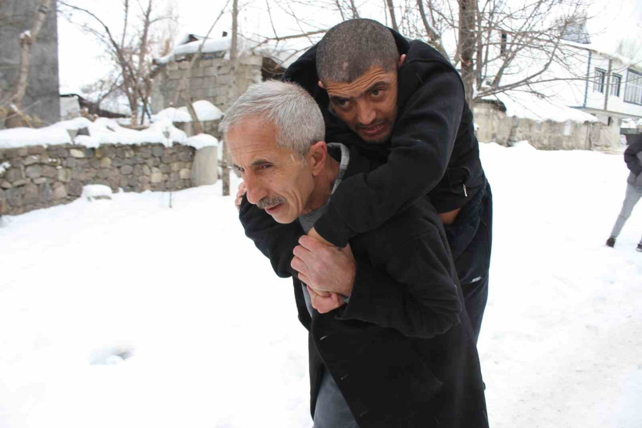 MUŞ’UN MALAZGİRT İLÇESİNE BAĞLI DANIŞMENTGAZİ MAHALLESİ MUHTARI HASAN BAŞARAN, ENGELLİ BİR GENCİN...